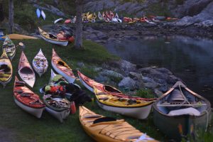 mange kajakker trukket på land