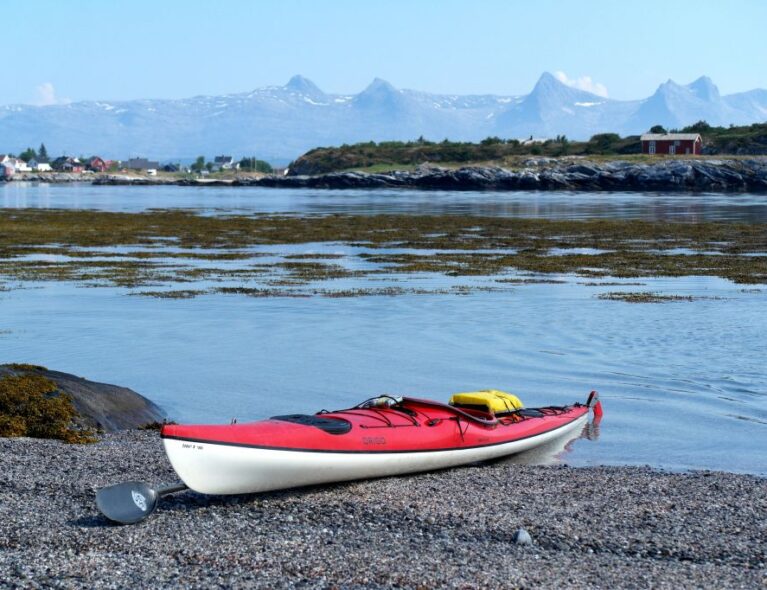 Backpackere med padleårer på øyhopping