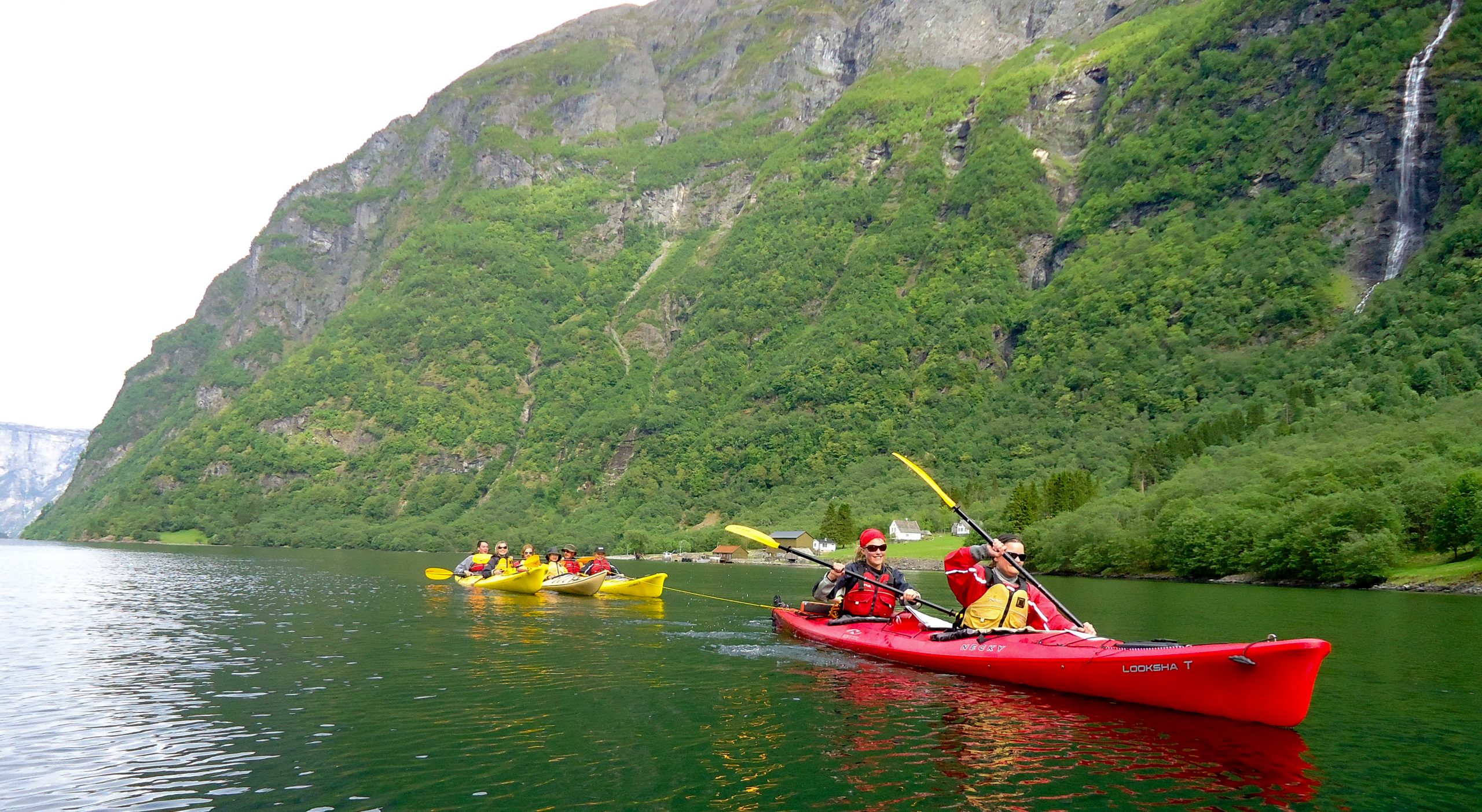 Padling på stille fjord i vakre omgivelser. Foto: Laila Johanne Reigstad
