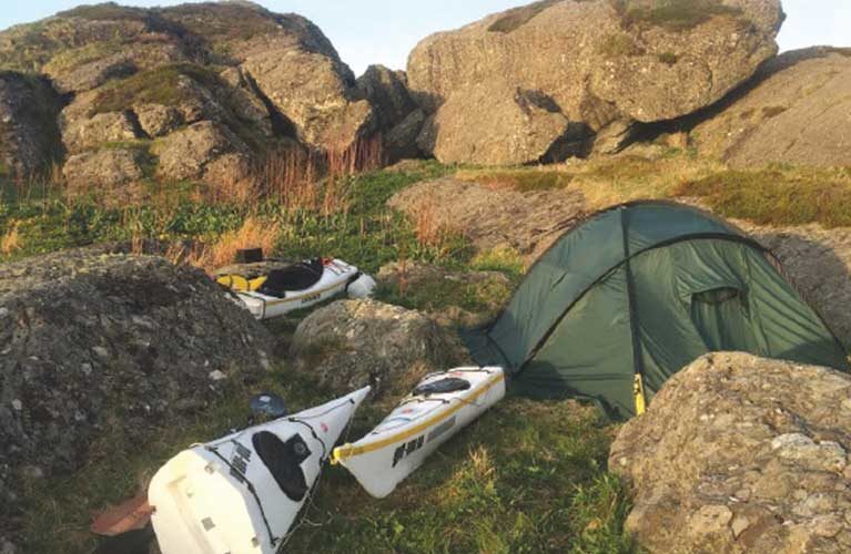 Havpadling alene på Vestlandskysten