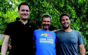 Surfski-trekløver! Sean Rice (t.h.) med sine norske surfskivenner Sune Wendelboe (tv) og Einar Kjerschow, initiativtakere til SeaDog Oslo. FOTO: LAILA J REIGSTAD.