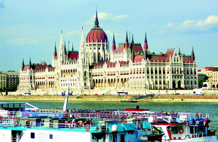 Gjennom tre hovedsteder og fire land