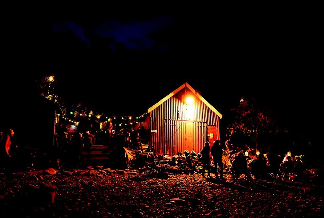 Feststemte padlere nyter kvelden. FOTO: JENS MORTEN ØVREVOLL.