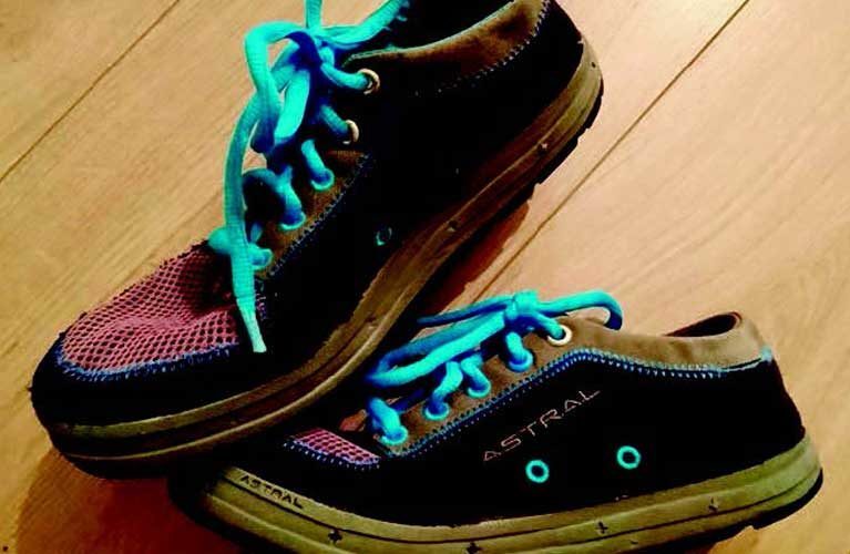 Sko med feste på svabergene