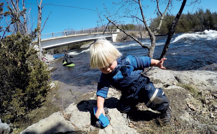 HERLIG LEKEPLASS: Det finnes ikke noe bedre sted å leke enn ved elva! FOTO: MARIANN SÆTHER