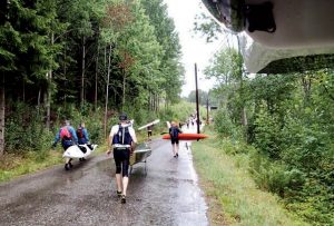 De fleste bærer farkosten sin ved overbæringene og noen brukte traller av ulike typer.