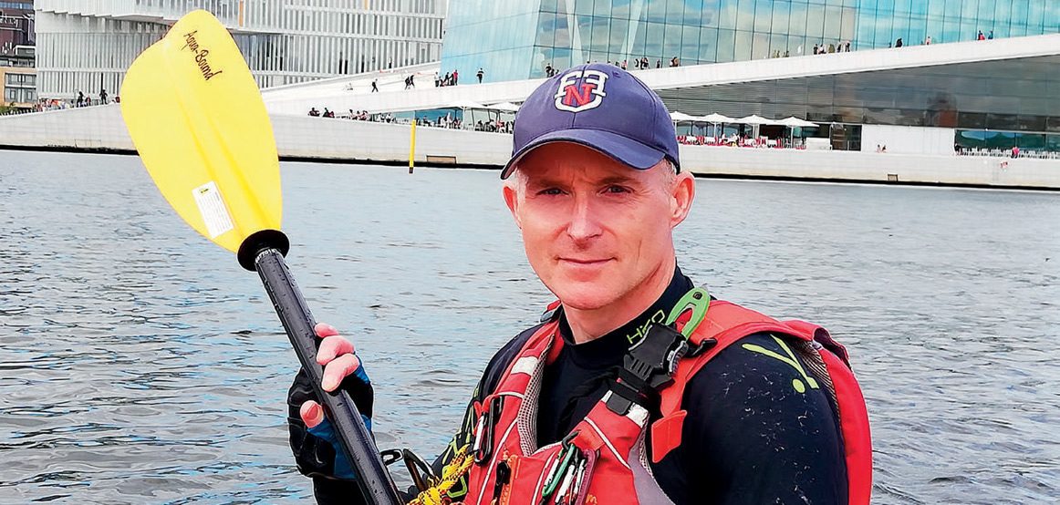 Svein Sætre (46) – også kjent som Super-Svein i noen padlemiljøer – er utdannet aktivitetsleder i regi av Norges Padleforbund, og elsker å instruere andre i kajakkpadling. FOTO: GUNNAR WIIK.