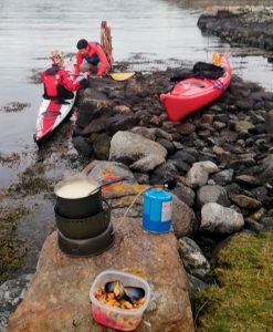 Noen ganger kan det være smart å gjøre noe forarbeid hjemme – eksempelvis dampe blåskjellene, ta ut musklene og legge dem i en pakning for seg selv, inntil du koker opp suppa, der dere gjør strandhogg.