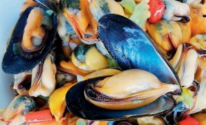 Dampede blåskjell – når de har åpnet seg er det lett å "fiske ut" musklene med en gaffel. La noen skjell forbli hele, for dekor i suppetallerkenes overflate, når disse serveres padlevennene dine.