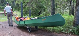 Et skrekkeksempel på trilling. All last i fronten gjorde kanoen altfor tung. En fullastet sammenleggbar kano egner seg ikke oppå ei kanotralle.