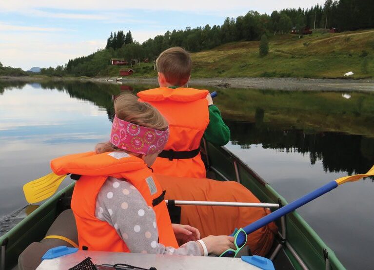 Stille vann, godt padleføre og flott kalksteinsgrotte
