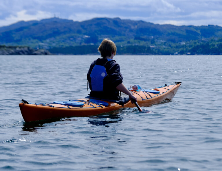 Skal jeg velge kajakk med ror eller senkekjøl?