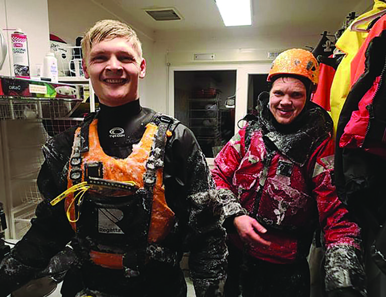 Svart senker natten seg – å padle i mørket