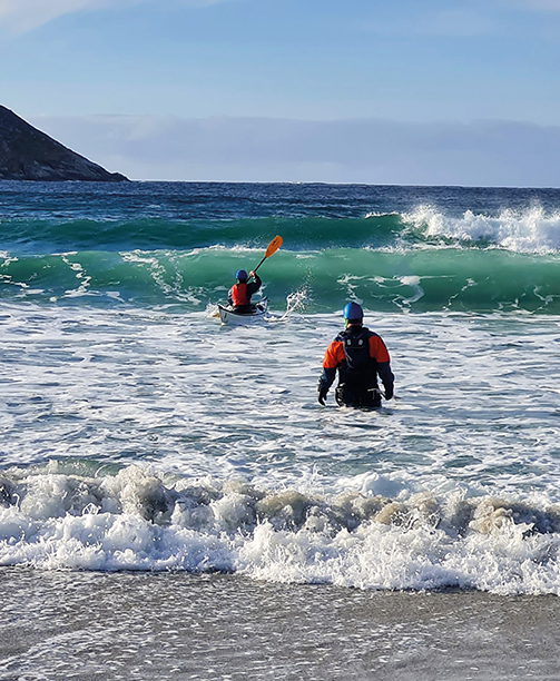 Som nybegynner øver man surf helt inne der bølgene bryter, og etter hvert beveger man seg lengre utover der bølgene er grønne og ikke bryter. Foto: Laila Reigstad