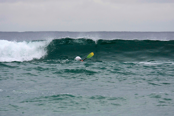 Når bølgene kommer tett etter hverandre kan det være for kort tid til at man klarer å snu kajakken og plukke opp bølgen, da kan det fort bli øving av støttetak i heftig sidesurf, velt eller begge deler! Foto: Torkjell Hjertvik.