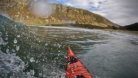 Jadda! Dersom du kan fryse øyeblikket under surfingen i kajakk, så er innimellom dette du ser før bølgen treffer! Foto fra GoPro-film: Torbjørn Leknes.