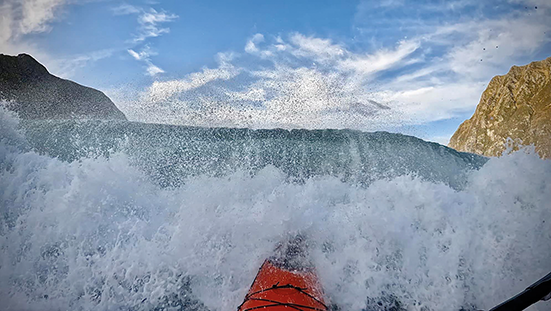 På vei ut fra stranden møter du bølgene! Foto fra GoPro-film: Torbjørn Leknes.