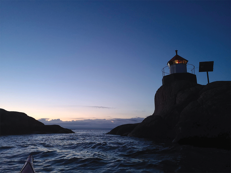 Det gryr en dag: Klokka 06.00 i mars og klokka 06.00 i januar byr på helt ulike, men like fine opplevelser. Foto: Flekkerøy Bølgepadlere