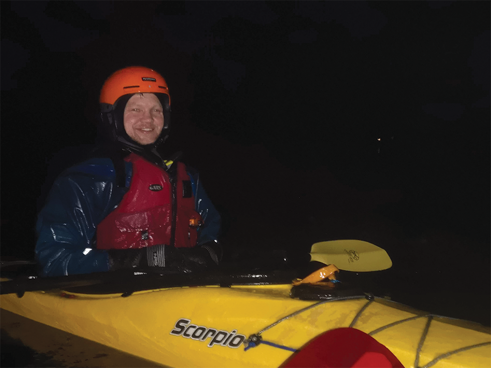 Fredagsrulle: Morgenpadlingen skjer hver fredag og før gjengen padler hjem avsluttes turen med en rulle. Her Jørg Godtfredsen. Foto: Flekkerøy Bølgepadlere