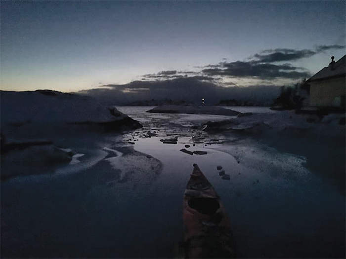 Is i magen: Å padle i mørket krever en viss kompetanse. Foto: Flekkerøy Bølgepadlere