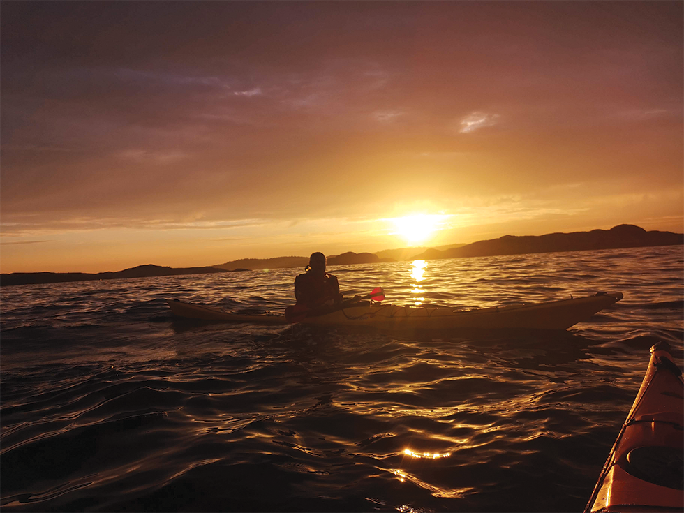 Morgenstund: Å møte dagen i kajakk gir en helt egen ro. Foto: Flekkerøy Bølgepadlere
