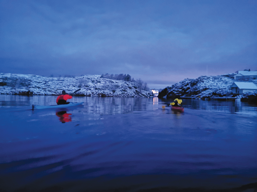Tilbake på jobb: Å padle tidlig fredags morgen åpner for en lang helg. Foto: Flekkerøy Bølgepadlere