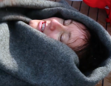 Be a friend: Help the person get warm! Photo: Rescue Service.
