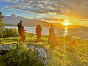 Kakao: På Storskogholmen er det midnattsol-pub. Opp av posen tekker guiden opp termos, kakaopulver og en kvikklunsj til hver. Lykke!