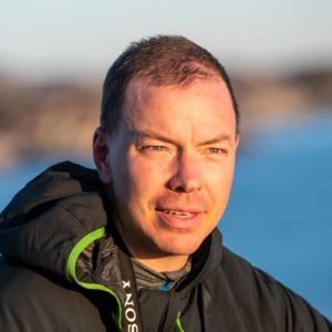 ansikt av mann iført sort tørrdrakt