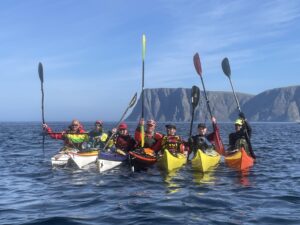 Sju padlere med Nordkapp i bakgrunnen