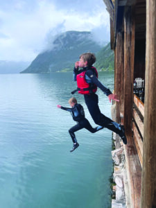 to gutter som holder eg for nesa og hopper i havet fra ei brygge