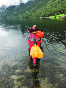 smilende jente i rød kajakk