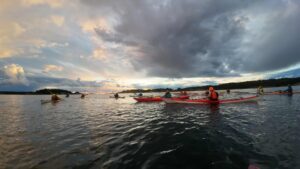 Høsthimmel og kajakker på havet