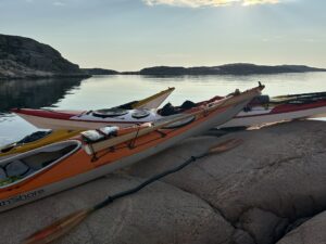 tre kajakker på svaberg