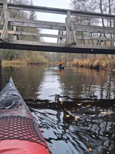 Padling i elv med bro over
