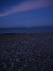 Månen kommer opp over havet