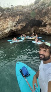 Gruppe med sub i grotte på Sicilia