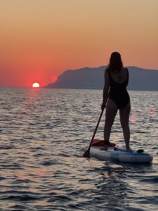 Kvinne på som i soloppgang