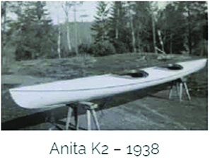 svart hvitt bilde av en kajakk fra 1938