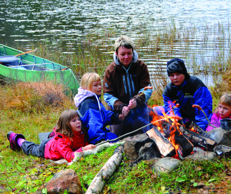Sett familien i en kano i sommer