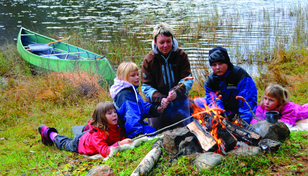 Sett familien i en kano i sommer