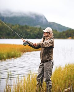 kvinne som fisker med stang