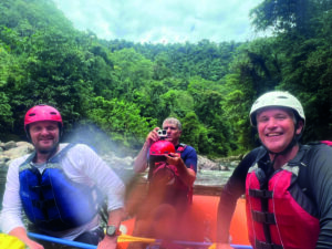 tre menn i rafter i Amazonas