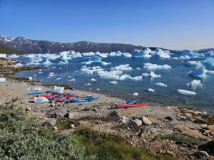 et knippe kajakker på stranda på Grønland