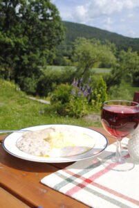 skål med grøt og et glass med rød saft