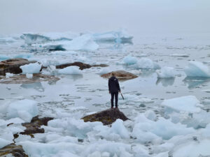 kvinne på stein mellom isflak
