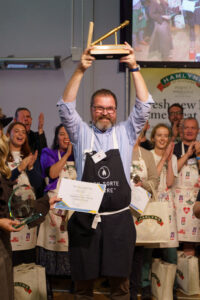 Bilde av mann med premie over hodet