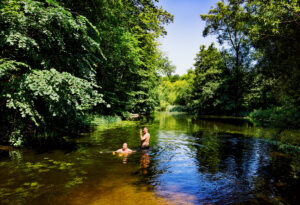 to menn som bader i elv