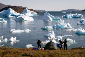 Camp med telt og isflak på Grønland