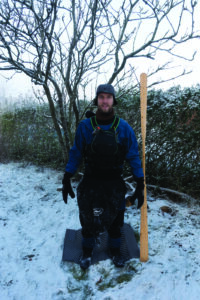 Mann i full tørrdrakt-bekledning